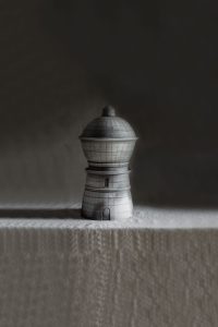 sculpture en céramique émaillée, inspirée de l'architecture industrielle, détail finement gravé révèle un savoir-faire exceptionnel, une approche artistique contemporaine, collection luxe, design céramique