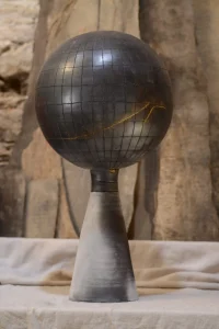 Grès  tourné, enfumé, retravaillé à la laque végétale japonaise et à l'or pur. Pièce unique. 