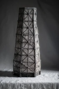 Grès  tourné, enfumé, retravaillé à la laque végétale japonaise et à l'or pur. Pièce unique. 