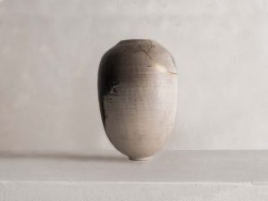 vase en grès clair, sublimé par une délicate réparation en kintsugi qui magnifie ses fissures naturelles. Ce modèle met en valeur la beauté de l'imperfection et l'élégance discrète du travail artisanal