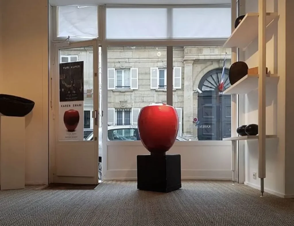 exposition poterie, face aux natures mortes de Yuri Kuper, Vase signature en céramique, artisanat français, surface brute polie, formes équilibrées, objet d’art décoratif, luxe discret, design luxe.