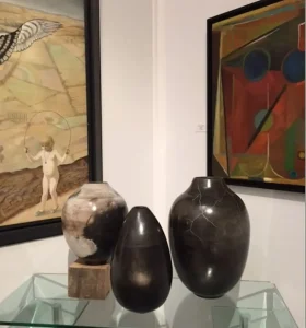 biennale céramique paris, exposition céramique contemporaine, vases en grès enfumé et poli, textures profondes et formes organiques, installation dans une galerie d’art moderne, dialogue entre poterie d’art et peinture contemporaine, présence de Karen Swami parmi les artistes exposés