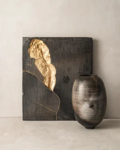 exposition poterie contemporaine, Ateliers Courbet, 2024, New York, Objet décoratif en céramique, grès sombre, or délicat, design épuré, artisanat parisien, pièce artistique, design luxe, intérieur raffiné