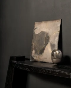 exposition poterie contemporaine, Vase tourné à la main, noir charbon, touche or, esthétique Kintsugi, style vintage revisité, fait à Paris, grès cuit, objet d’art