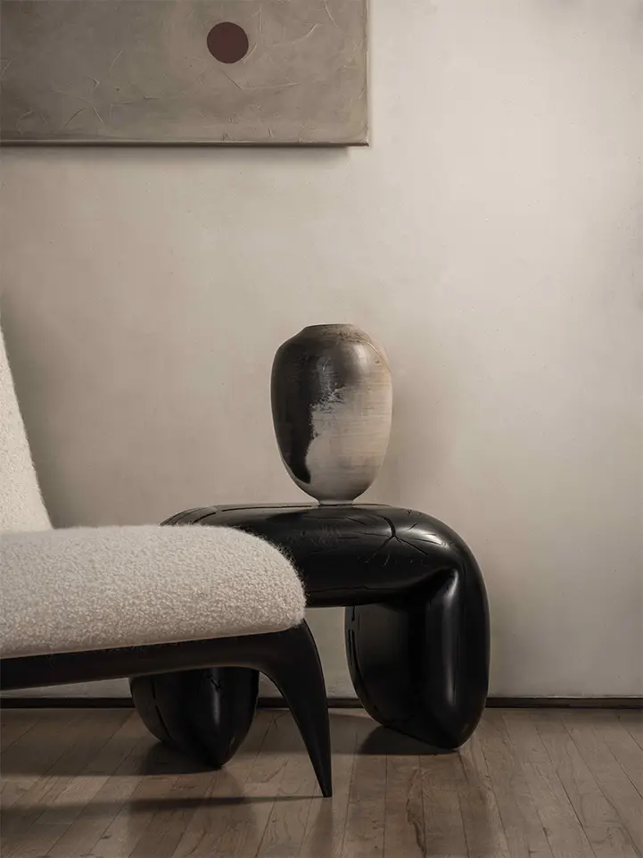 new-york-karen-swami-atelier-courbet-enfumee-vase-en-ceramique-luxe-decoration-concu-a-paris