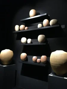 exposition céramique d'art, PAD, Avril 2018, Jardin des Tuileries, Paris, Vase en grès chamotté, finitions rugueuses, beauté brute, pièce singulière, décoration d’intérieur élégante, artisan parisien, design luxe.