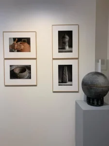 exposition céramique, céramique en mouvement, Vase céramique contemporain, texture brute, grès noir mat, détails or, esprit zen, décoration minimaliste, made in France, luxe discret