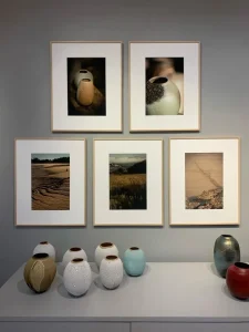 exposition céramique contemporaine, une sélection de photographies de Lorenzo Valentin et Olivier Frydman, Céramique artisanale noire, lignes dorées fines, vase en grès, design japonais, pièce unique, fait main à Paris, objet d’art, design luxe