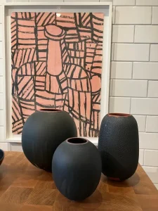 THE VESSEL – Karen Swami, 2023 March, San Francisco, Vase en porcelaine style kurokin, éclat métallique, inspiration orientale, noir intense, design parisien, décor poétique, luxe moderne