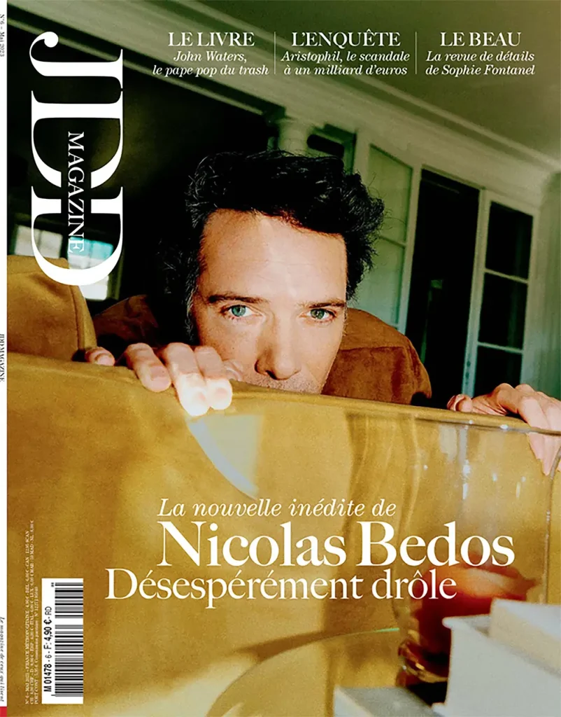 presse ceramique paris, atelier lumineux, objets en grès émaillé, enfumé disposés sur des étagères blanches, geste précis de façonnage, atmosphère calme et concentrée, formes organiques, palette naturelle, céramique exposée à la galerie Minsky, création signée Karen Swami