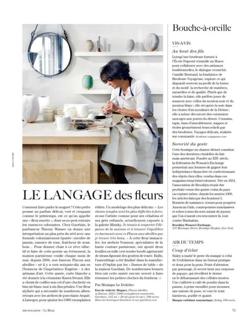 presse ceramique paris, atelier lumineux, objets en grès émaillé, enfumé disposés sur des étagères blanches, geste précis de façonnage, atmosphère calme et concentrée, formes organiques, palette naturelle, céramique exposée à la galerie Minsky, création signée Karen Swami