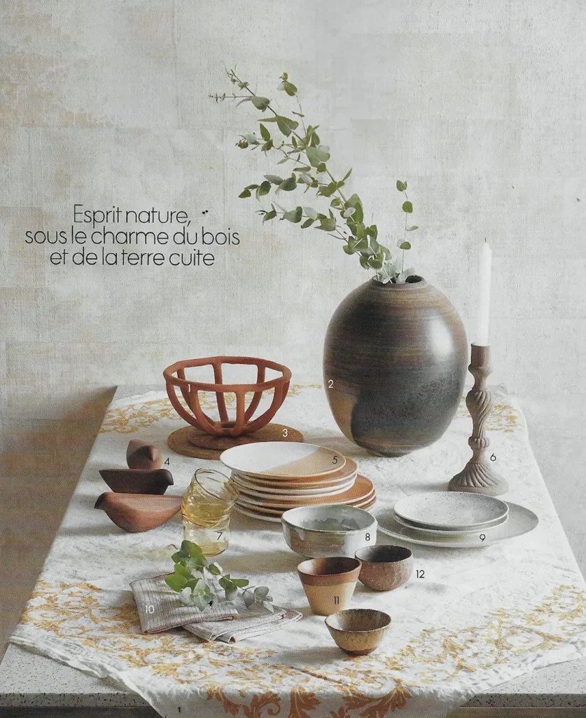 presse céramique contemporaine, mise en scène chaleureuse de vaisselle artisanale et céramiques, fait main, dont un grand vase en grès signé karen swami, création parisienne associant esthétique naturelle, tradition céramiste