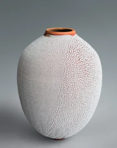 vase en céramique contemporaine, finition blanche craquelée, sur grès rouge, texture artisanale faite main, objet d’art unique, design luxe, création en grès d’objet d’art, céramique d art, vase en céramique pour le monde du luxe, décoration en céramique, céramiste Paris