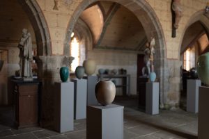 vases nuances blue et ocre exposition pendant le circuit des chapelles