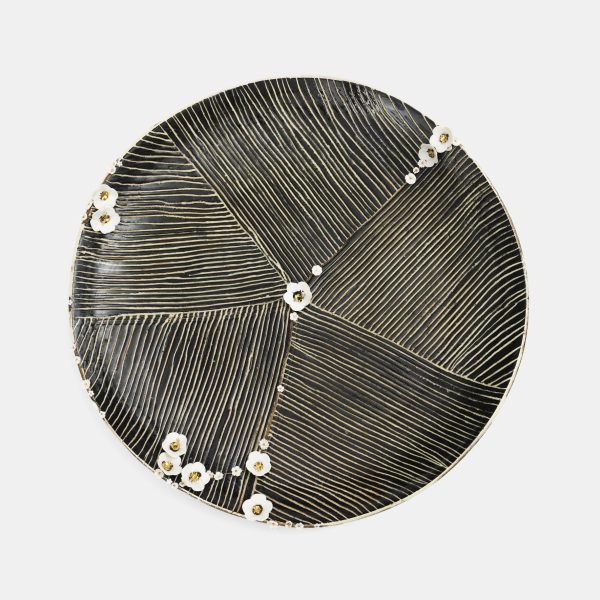 Plat kintsugi tonigawa de Karen Swami orné de fines branches et fleurs en porcelaine.