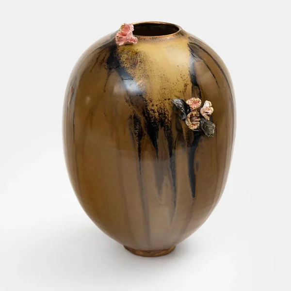 Vase en céramique brun et or de Karen Swami avec fleurs en relief réalisées à la main.