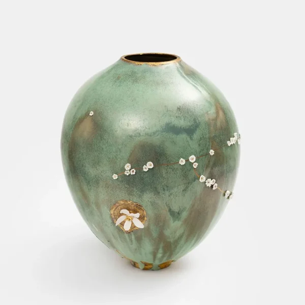 Vase kintsugi en céramique céladon vert de Karen Swami décoré de fleurs blanches en porcelaine.