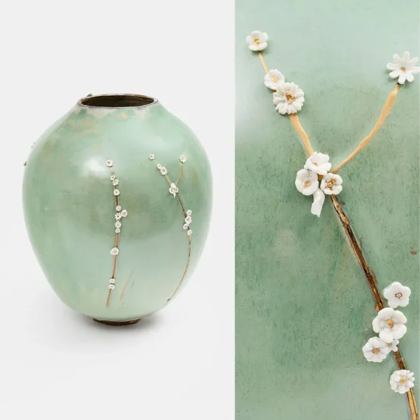 Vase kintsugi céladon de Karen Swami orné de fines branches et fleurs en porcelaine.