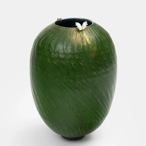 Vase vert émeraude et or en céramique contemporaine de Karen Swami.
