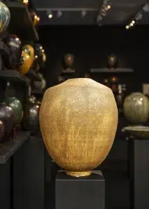 Grand vase en céramique dorée de Karen Swami exposé à Fine Arts Paris au Grand Palais.