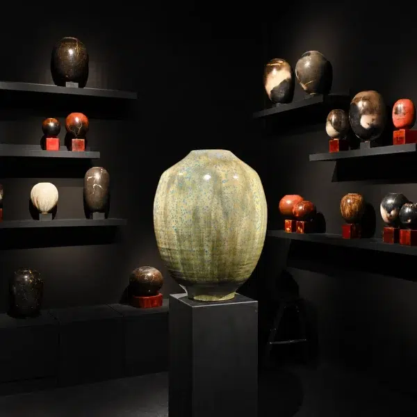 Stand de Karen Swami à Fine Arts Paris présentant une sélection de céramiques contemporaines au Grand Palais.