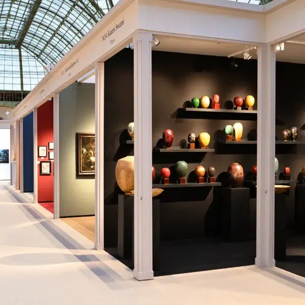 Vue du stand de Karen Swami à Fine Arts Paris au Grand Palais, consacré à ses créations en céramique contemporaine.