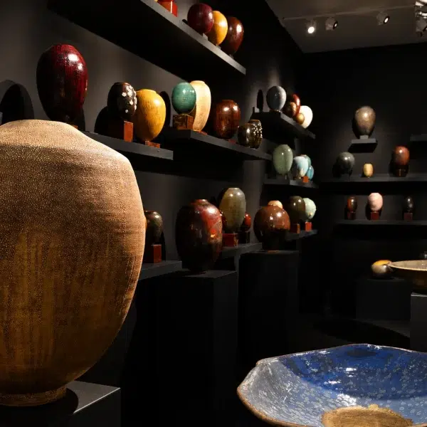 Vases et sculptures en céramique de Karen Swami présentés sur son stand à Fine Arts Paris.
