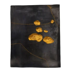 Bas-relief d’art et de luxe, pièce unique céramique, contemporaine associe la noblesse du grès aux accents précieux du Kintsugi, faits main