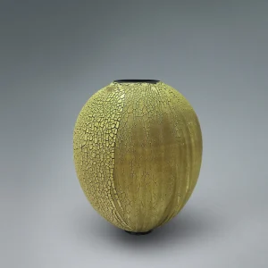 vase en grès de la série Galuchat, orné d’une texture craquelée, céramique d’art unique entre nature minérale et design contemporain, parfaite pour une décoration de luxe