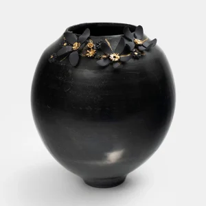 Vase en grès noir de Karen Swami, décoré de fleurs de porcelaine noires et de détails dorés, collection Hana is the New Kintsugi.