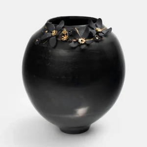 Vase en grès noir de Karen Swami, décoré de fleurs de porcelaine noires et de détails dorés, collection Hana is the New Kintsugi.