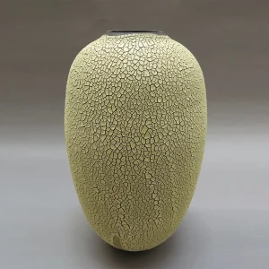 vase en grès, élément fort de la collection galuchat, révèle une peau craquelée beige inspirée du galuchat, céramique contemporaine d’exception, façonnée à la main, pour une décoration, design luxe