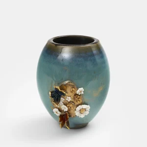 Vase en grès émaillé bleu de Karen Swami, orné de fleurs de porcelaine inspirées du kintsugi, collection Hana is the New Kintsugi.