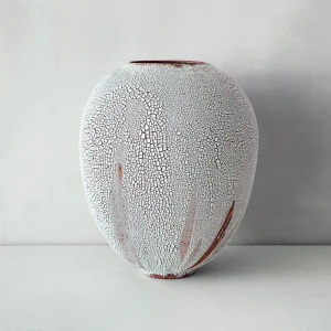 vase-galuchat-blanc-creation-en-ceramique-email-blanc-craquelure-irreguliere-realise-manuellement-luxe vase en céramique blanche craquelée, détails d’émail brun rouge, pièce unique en grès, poterie d’art contemporain, création artisanale haut de gamme, décoration en céramique en France, objet d’art et de luxe, céramique japonaise inspirée, vase céramique style vintage, céramiste Paris, design luxe
