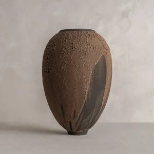 vase-galuchat-kiwi-stoneware-creation-made-in-france-dark-brown-cracked-piece contemporary artisan vase, features a charred glaze effect, over natural clay tones, bold interplay of crackle texture and fluid black brushwork