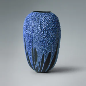 vase-glycine-artist-ceramiste-concu-en-francaise-objets-en-ceramique-oeuvre-unique-email-repartition-aleatoire-craquelures.webp vase pourpre bleu, design luxe, céramique contemporaine, surface craquelée violette sur fond noir mat, objet d’art puissant et texturé, réalisé en grès, pièce unique au caractère volcanique