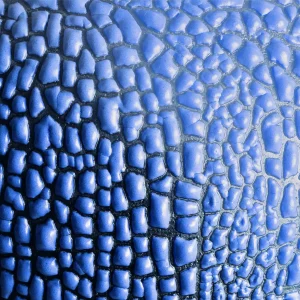 vase-glycine-ceramique-artisanle-paris-exclusive-fabrique-manuellement-email-pourpre-bleu.webp vase pourpre bleu, design luxe, céramique contemporaine, surface craquelée violette sur fond noir mat, objet d’art puissant et texturé, réalisé en grès, pièce unique au caractère volcanique