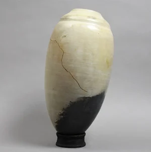 vase-palmyre-12-origine-france-creations-en-gres-objet-art-exclusive-kintsugi-amphore-antique-piece-unique-kintsugi.webp Grand vase en grès tourné, finition ivoire et noire, orné d’une ligne Kintsugi dorée, pièce unique, céramique d’art