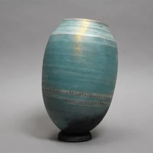 vase-palmyre-artist-ceramiste-concu-en-france-decoration-en-gres-erosion-vert-piece-unique.webp vase en grès émaillé bleu, pièce unique en céramique d’art, orné d’un détail Kintsugi, design luxe