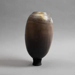 vase-palmyre-origine-france-creations-en-gres-objet-art-exclusive-kintsugi-blanc-piece-unique.webp vase en céramique d’art en grès, haut et fin, rehaussé de détails évoquant le Kintsugi japonais