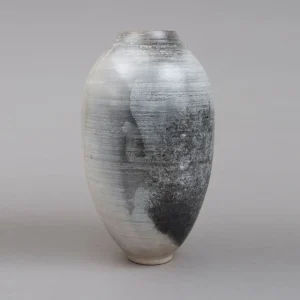 vase-terre-enfumee-realise-en-france-creations-contemporain-blanc-noir-forme-spherique-exclusive vase en céramique enfumée, formes élancées et élégantes, teintes douces de gris et noir, surface satinée avec nuances subtiles, grès tourné à la main, pièce unique, design contemporain, fait main en France